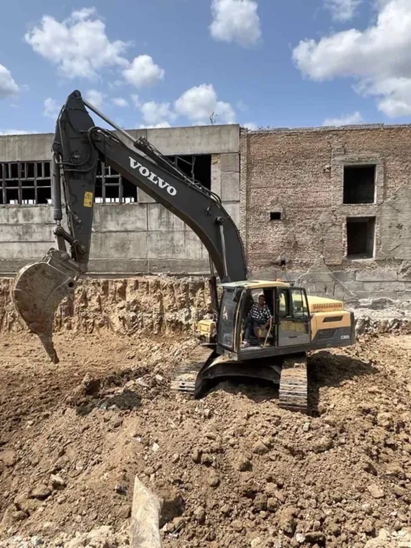 Гусеничний екскаватор