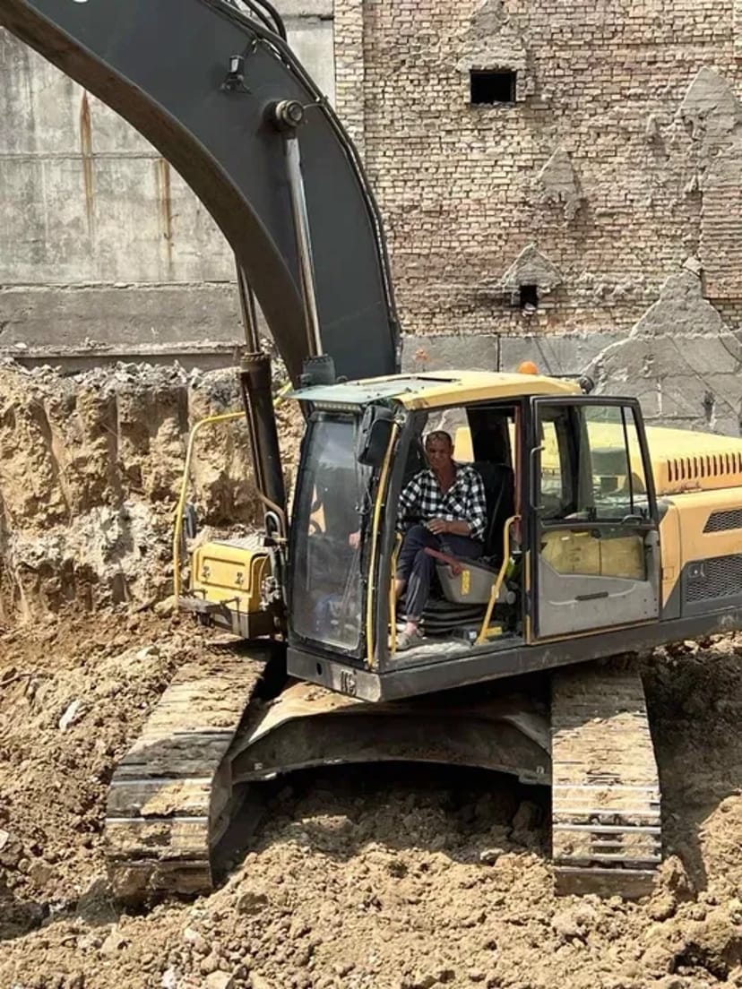 Гусеничний екскаватор