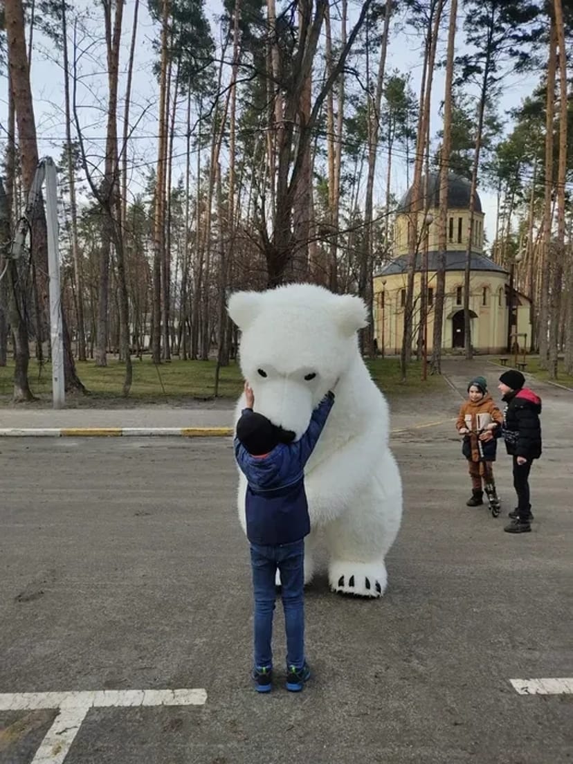 Великий мішка готовий для привітання