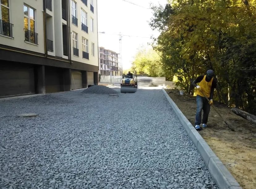 Пристрій доріг, майданчиків і паркінгів