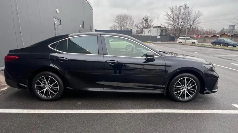Toyota Camry XV80 з водієм — Бізнес-клас майбутнього