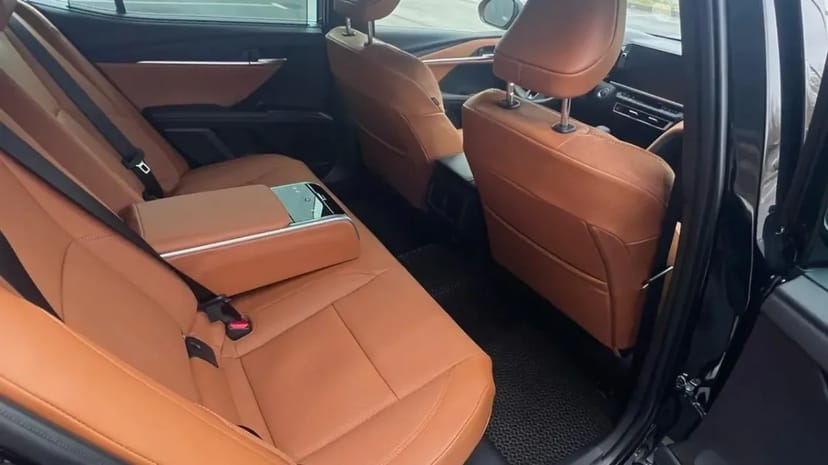 Toyota Camry XV80 з водієм — Бізнес-клас майбутнього