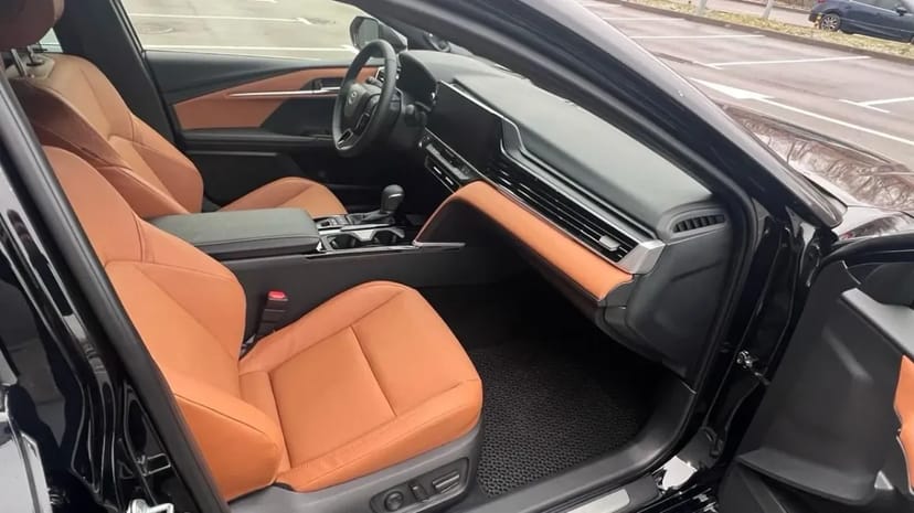 Toyota Camry XV80 з водієм — Бізнес-клас майбутнього