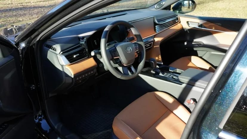 Toyota Camry XV80 з водієм — Бізнес-клас майбутнього