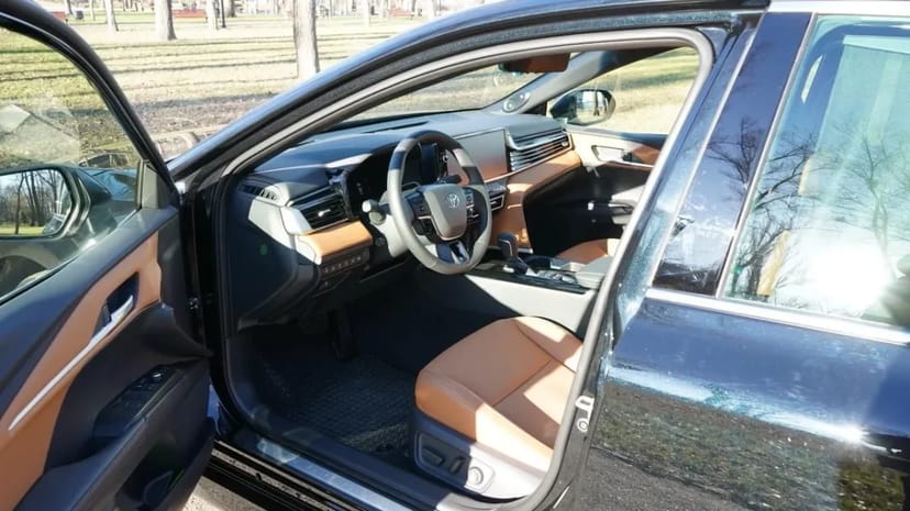 Toyota Camry XV80 з водієм — Бізнес-клас майбутнього