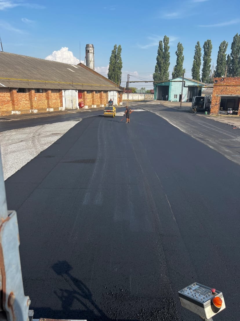 Наше підприємство пропонує послуги асфальтування доріг