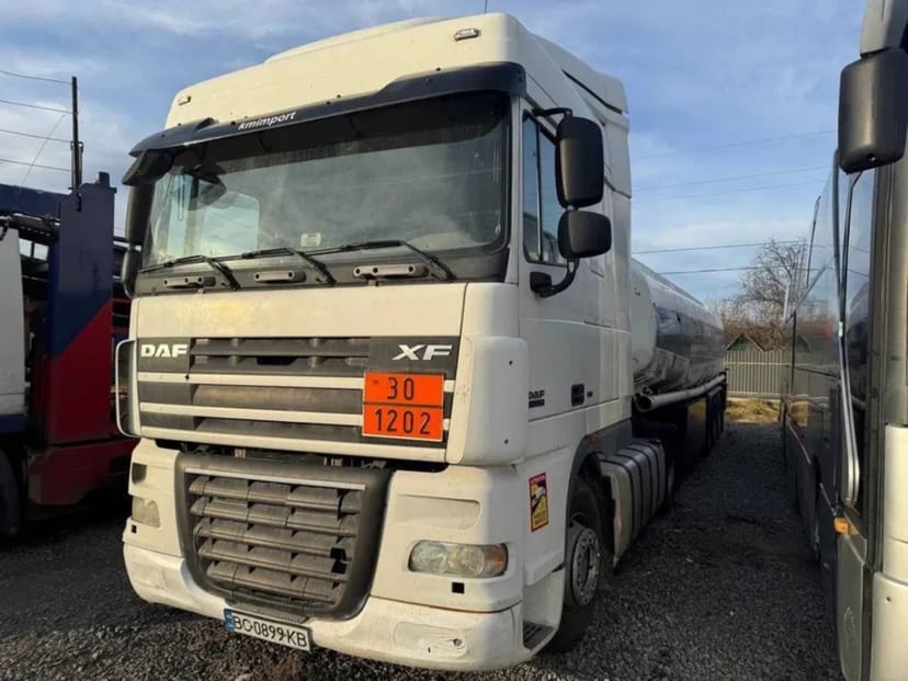 Цистерна для транспортування рідин або сипких матеріалів