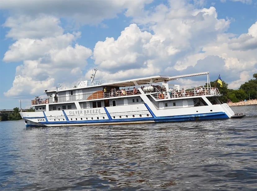 Теплохід «Срібний Бриз» — затишні подорожі по воді