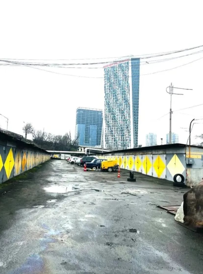 Металевий гараж для автомобіля та зберігання речей