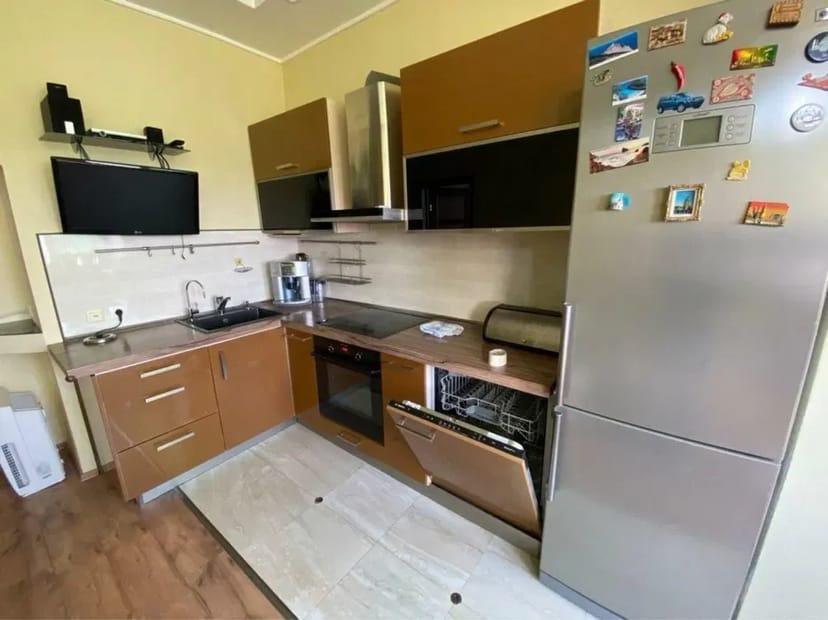 Затишна 2-кімнатна квартира з власним генератором для безперебійного комфорту