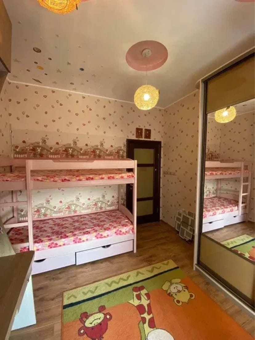 Затишна 2-кімнатна квартира з власним генератором для безперебійного комфорту