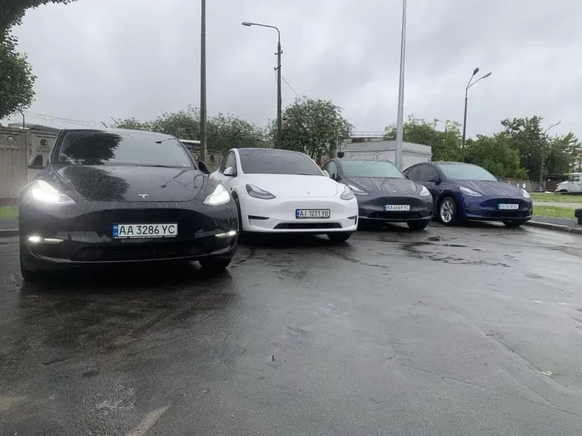 Авто Tesla V/3; Honda M-NV в користування з викупом