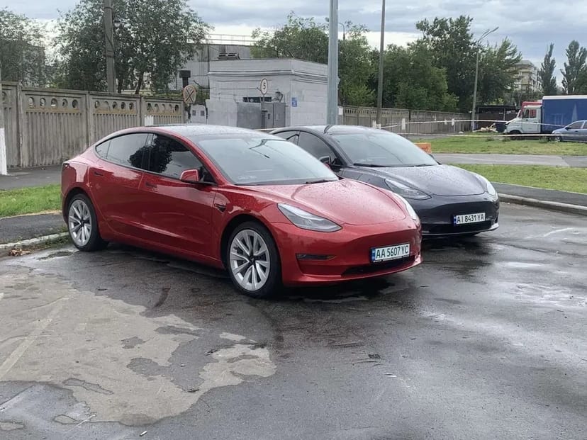 Авто Tesla V/3; Honda M-NV в користування з викупом