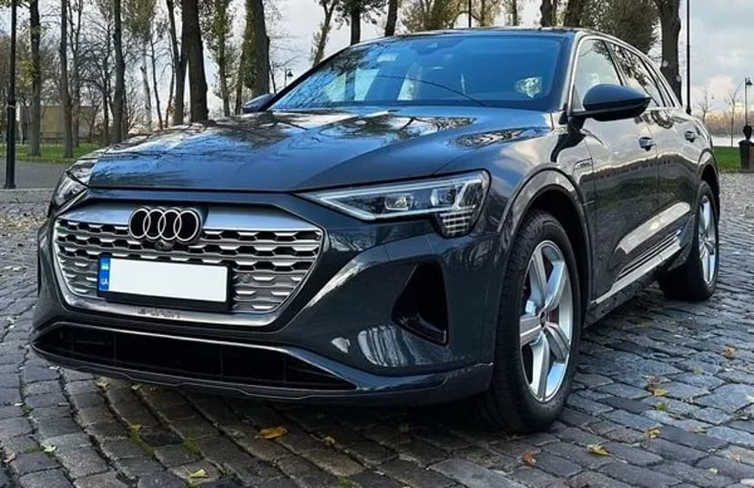 271 Audi Q8 E-tron синій без водія з водієм