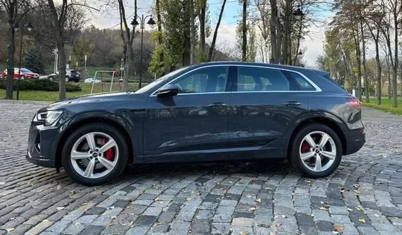 271 Audi Q8 E-tron синій без водія з водієм