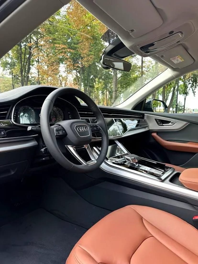271 Audi Q8 E-tron синій без водія з водієм