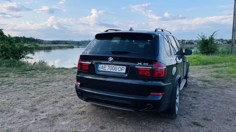 Автомобіль з водієм