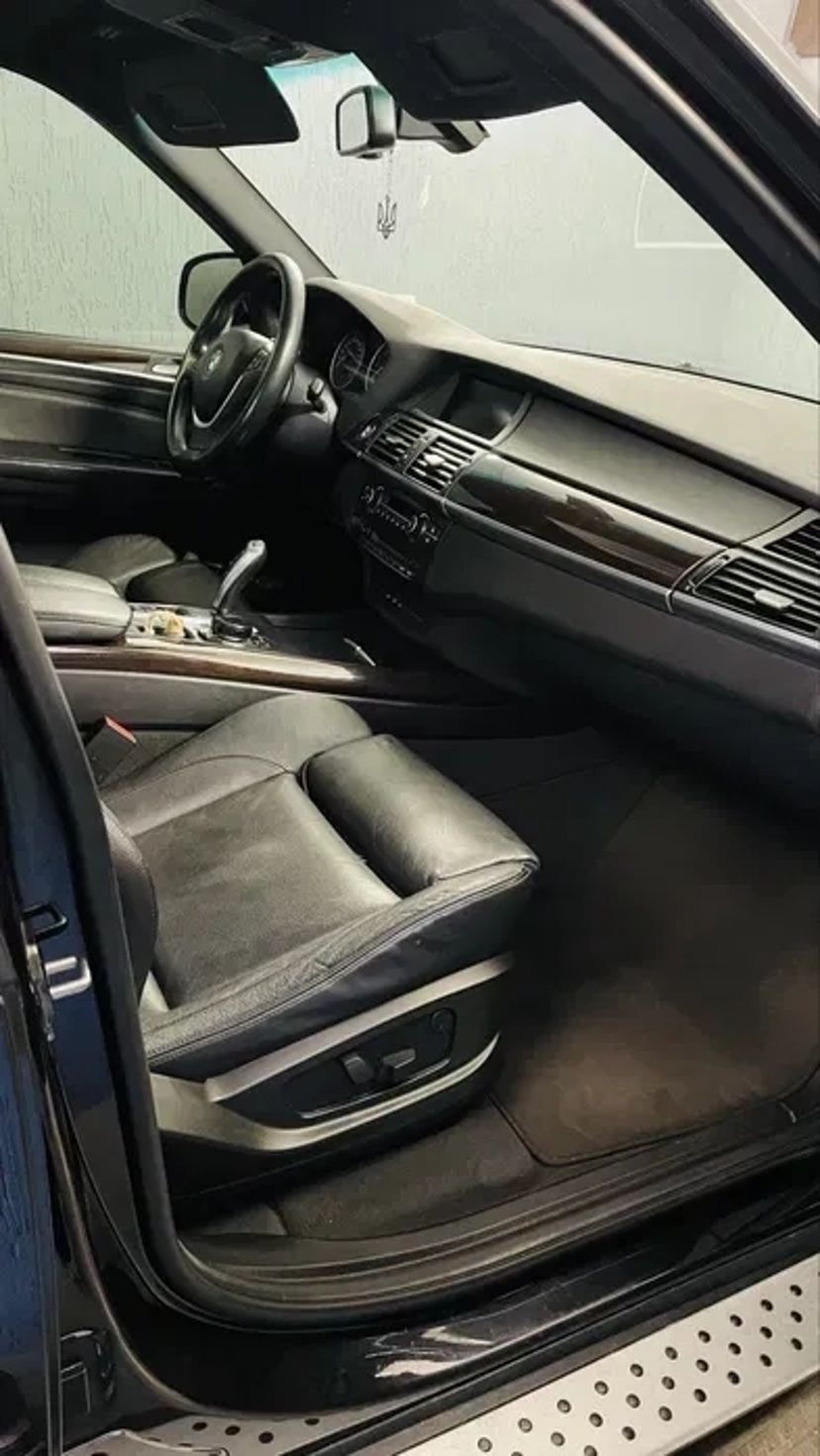Автомобіль з водієм
