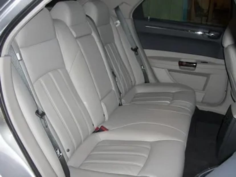 138 Авто на весілля Chrysler 300C сріблястий замовити на весілля