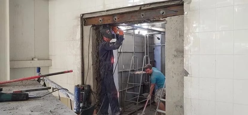Демонтаж стін стяжки підлоги санвузлів сантехкабіни перепланування квартир
