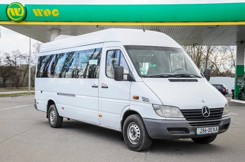 Мікроавтобус Mercedes Sprinter 313 з водієм.