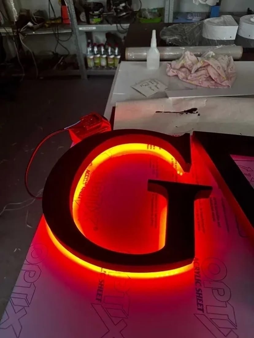 Друк рекламних банерів. Плівка оракал. Неонові вивіски. Літери.