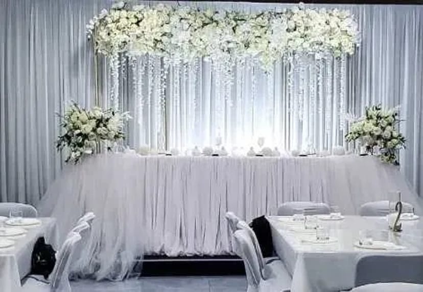 Ведуча-тамада.Музика.Дим.Холодні фонтани. Декор.