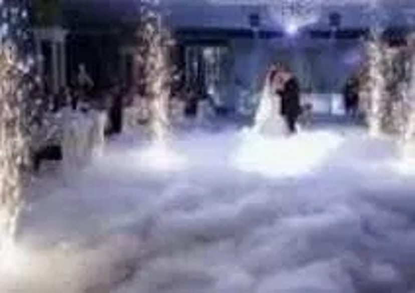 Ведуча-тамада.Музика.Дим.Холодні фонтани. Декор.