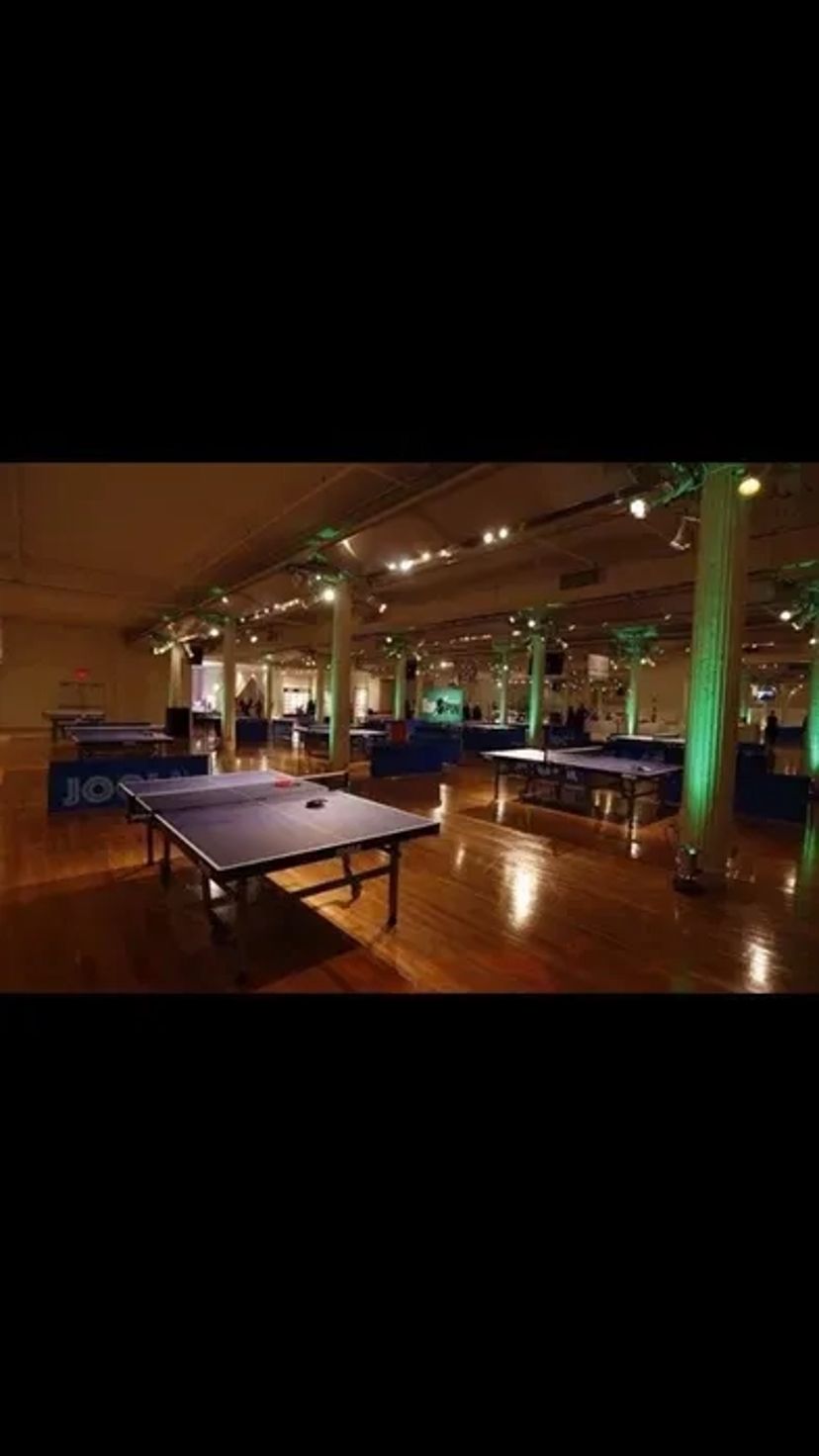 Тенісні столи, ракетки, робот для настільного тенісу