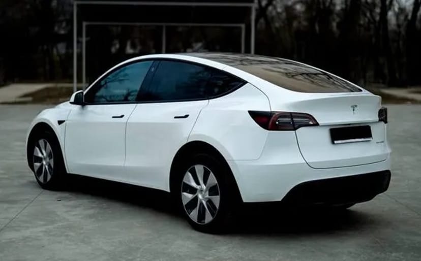 033 Авто Tesla Model Y біла без водія
