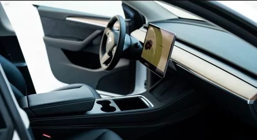 033 Авто Tesla Model Y біла без водія