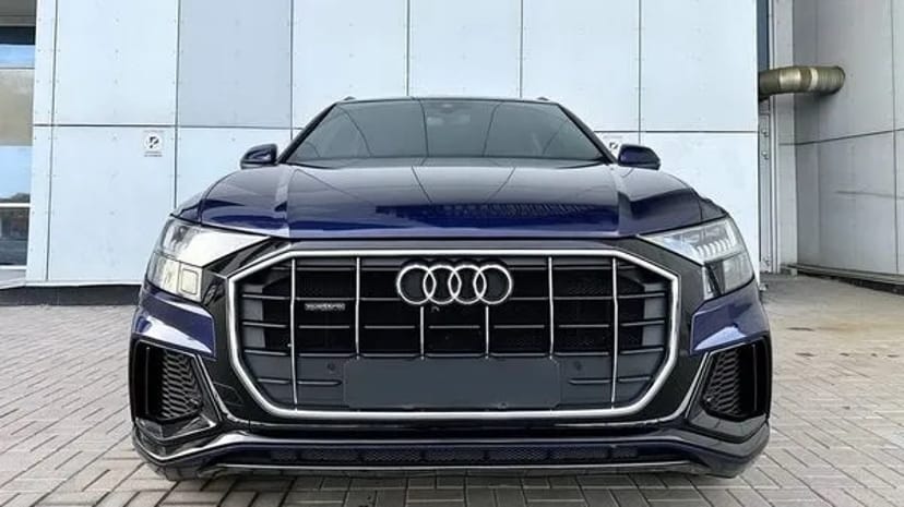 307 Позашляховик Audi Q8 синій без водія