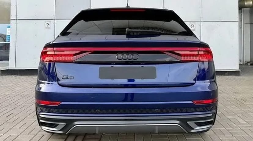 307 Позашляховик Audi Q8 синій без водія