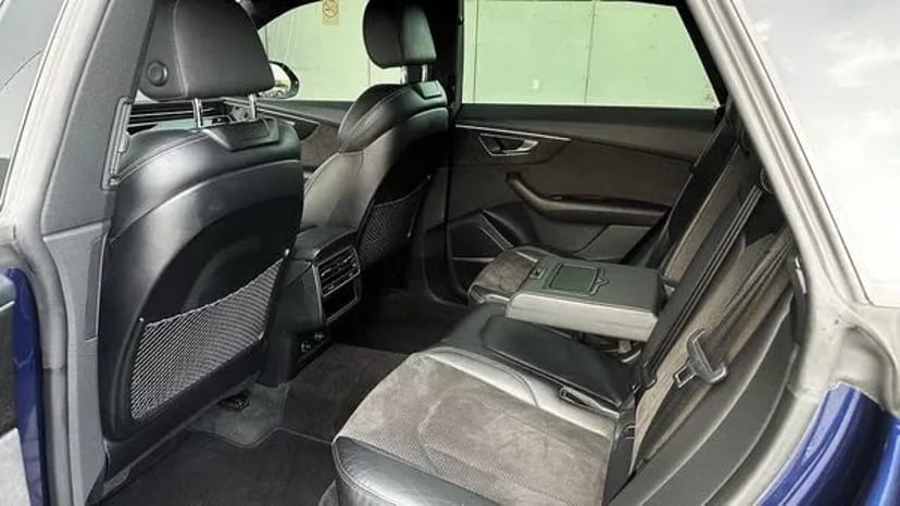 307 Позашляховик Audi Q8 синій без водія