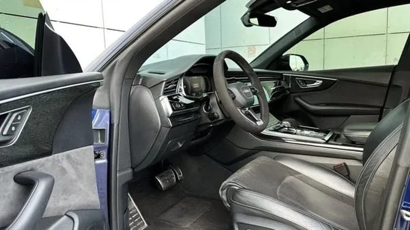 307 Позашляховик Audi Q8 синій без водія