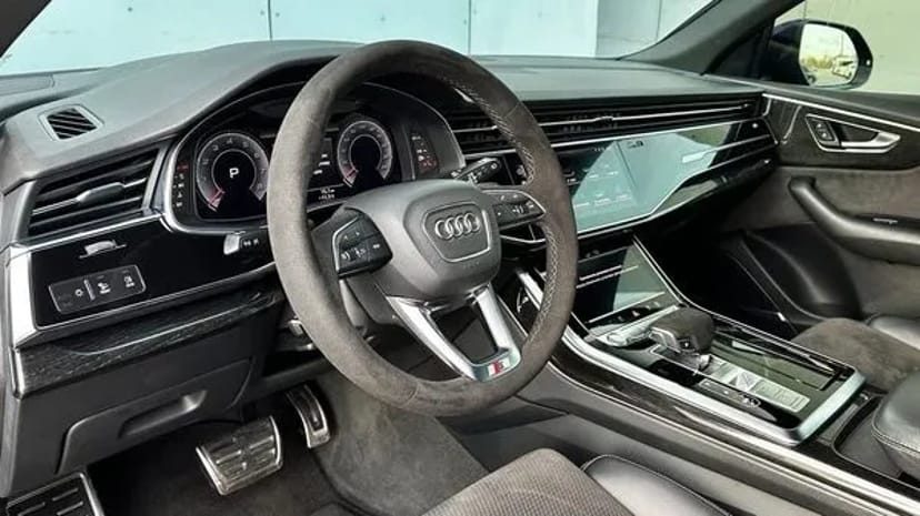 307 Позашляховик Audi Q8 синій без водія