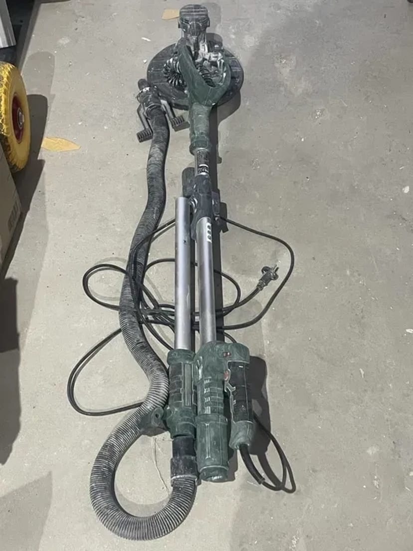 Жираф. Шліфувальна машина для стін.