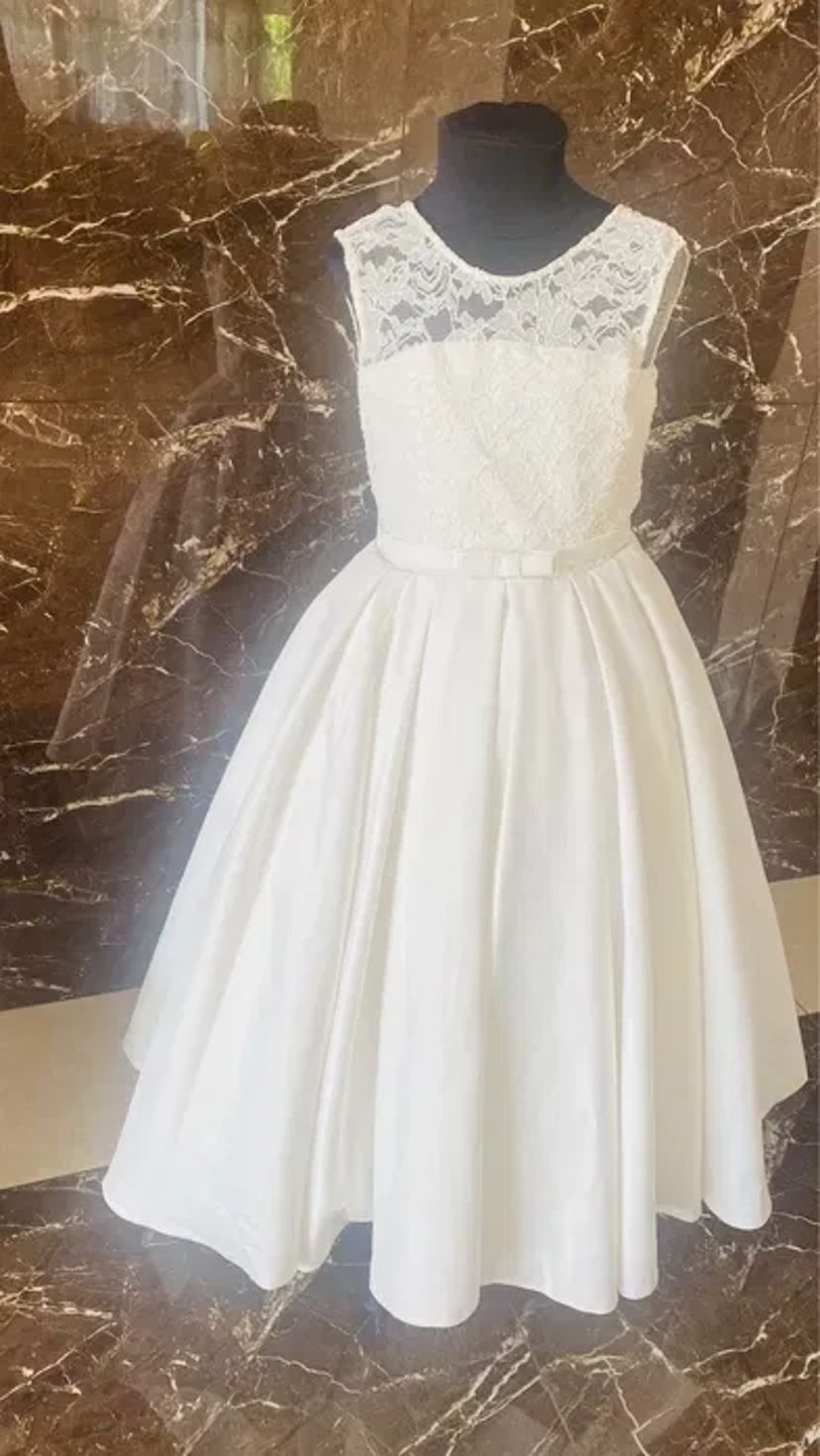 Дитячі сукні , стійки і взуття з прикрасами