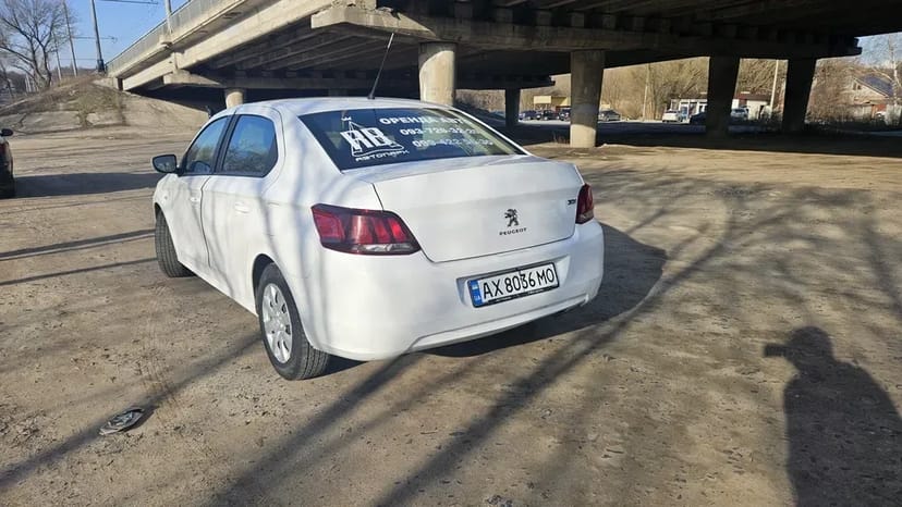 Автомобіль під таксі або для особистих цілей.