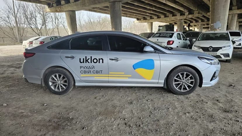 Автомобіль під таксі або для особистих цілей.