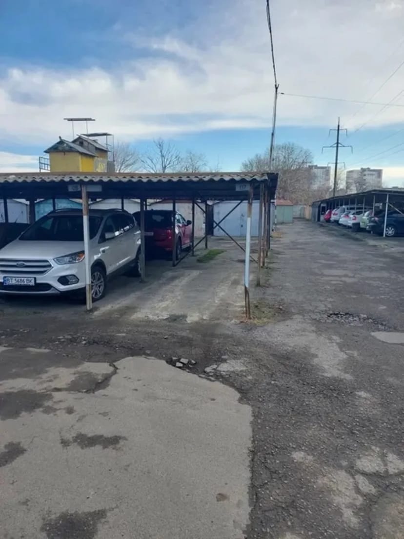 Паркомісце на охоронюваній автостоянці «Електа»