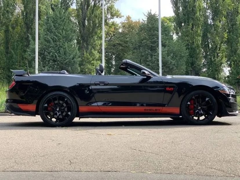 427 Кабриолет Ford Mustang GT 5.0 черный в Киеве