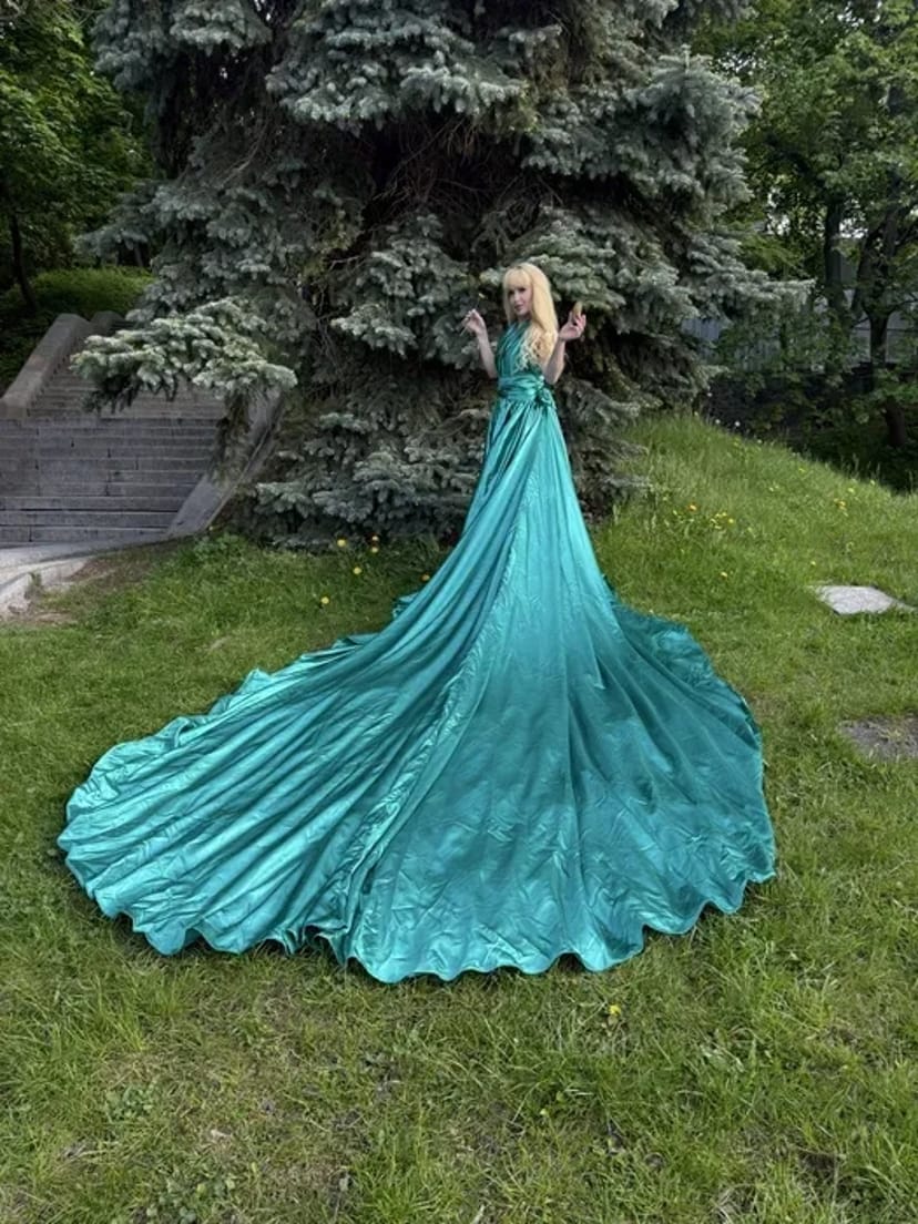 Атласна сукня зі шлейфом 3,5 метри для фотосесії, відправляємо по всій країні