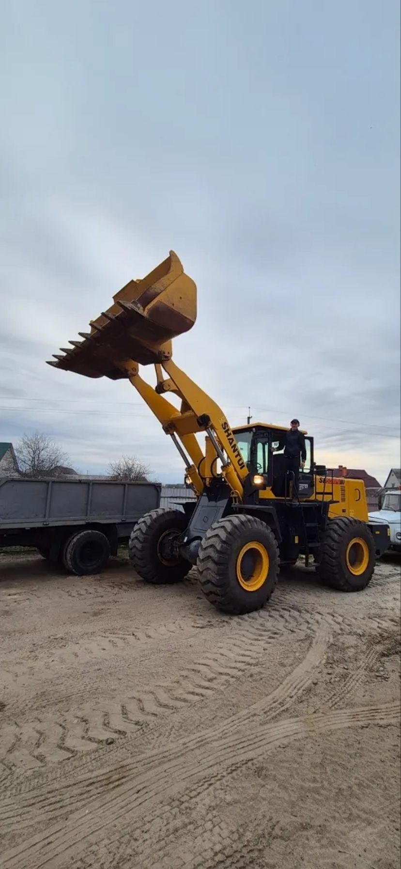 Екскаватор-навантажувач