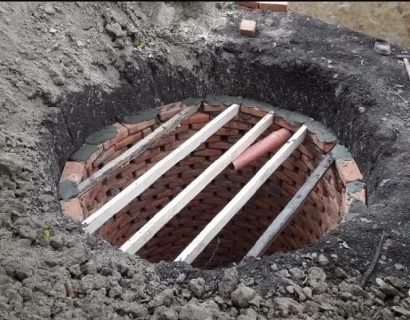 Копка зливних ям, траншей, фундаментів. Будь-які земляні роботи під ключ!