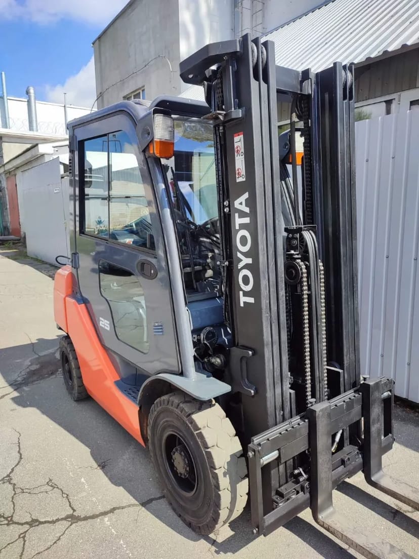 Навантажувач TOYOTA 8FGF25