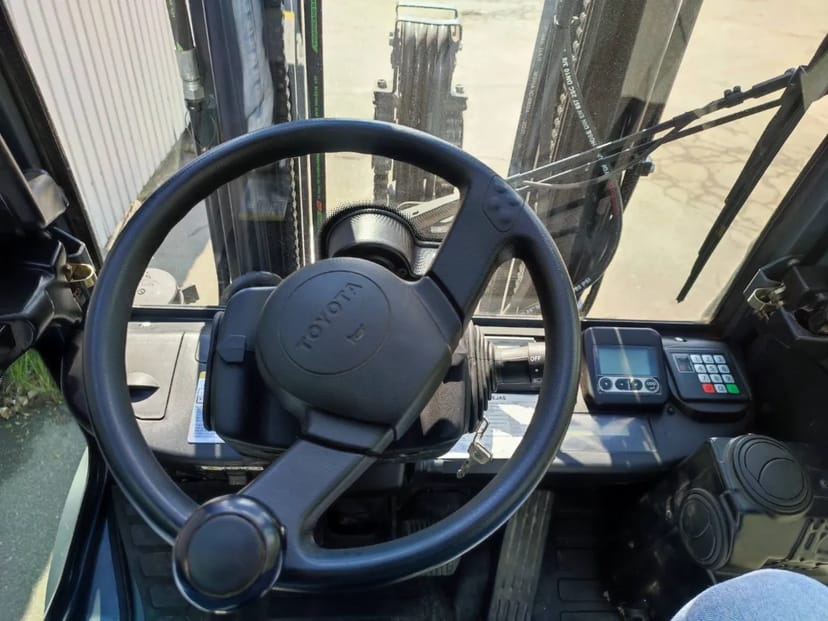 Навантажувач TOYOTA 8FGF25