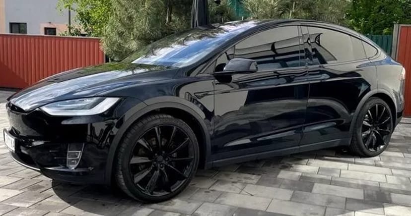 121 Tesla Model X чорна без водія у Києві