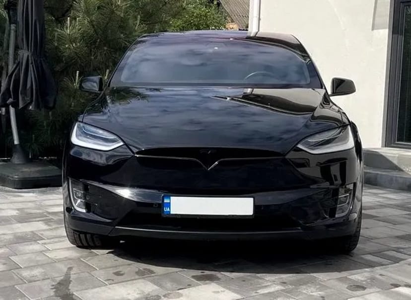121 Tesla Model X чорна без водія у Києві