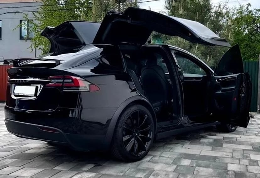 121 Tesla Model X чорна без водія у Києві